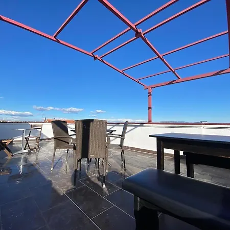 Charmante In Mit Schoener Terrasse