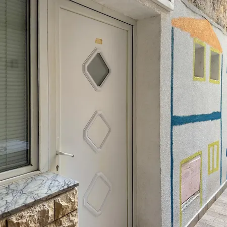 Apartment Charmante In Mit Schoener Terrasse Vodice